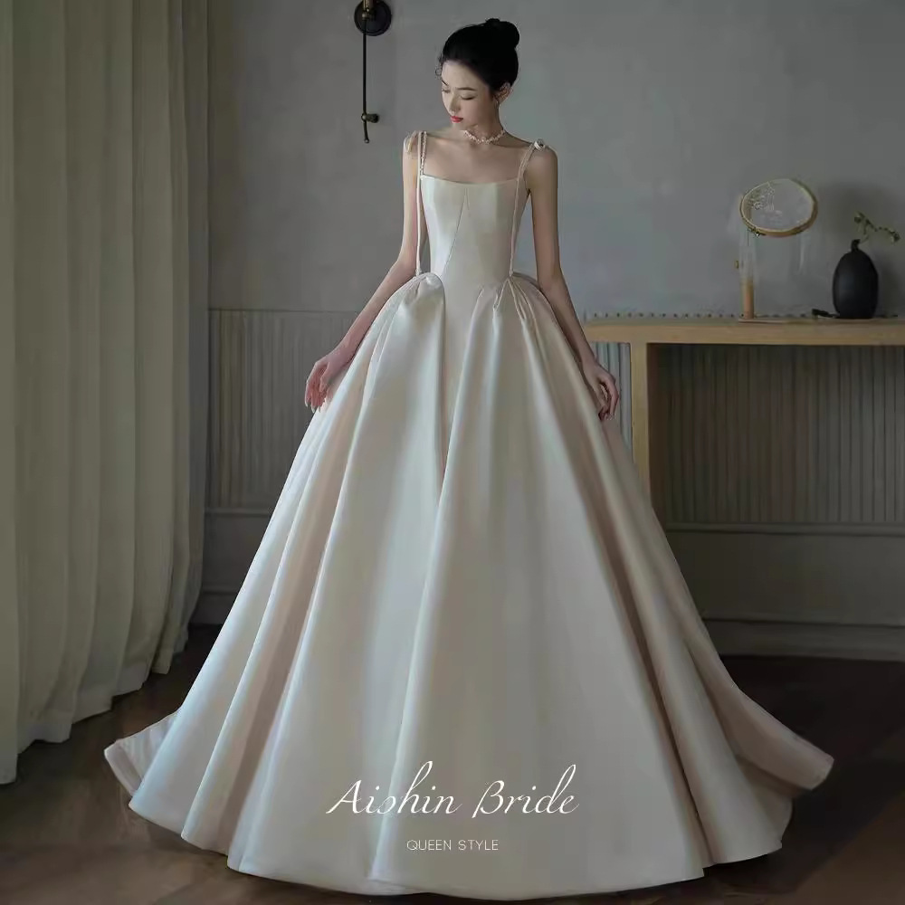Vestido de novia de satén sin tirantes 2026, nuevo estilo francés retro, sencillo, estilo Hepburn, elegante, con cola larga.