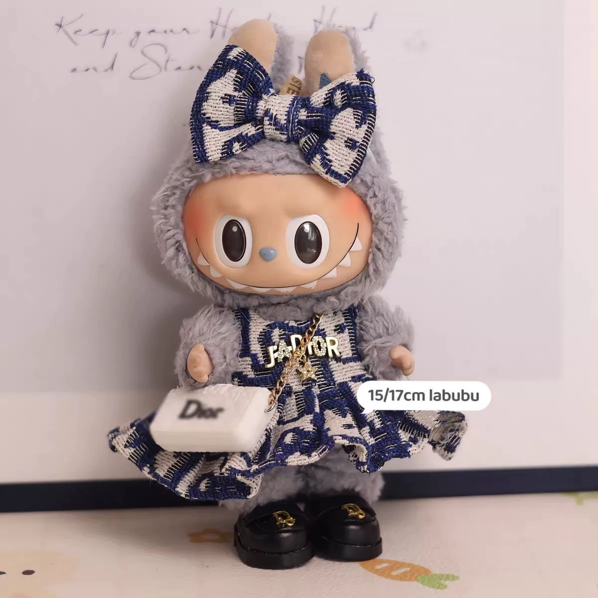 17 см/15 см сидящий малыш Лабубу в одежде с хорошим внешним видом