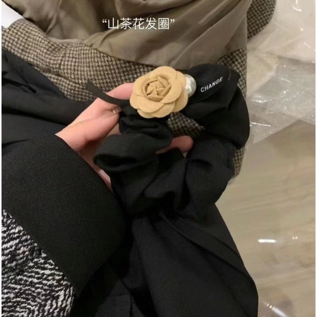 Pequeño libro rojo explosivo camellia anillo de pelo pequeño viento fragrante francés tela de traje suave cuerdas de cabeza de bola cuerda de cabeza