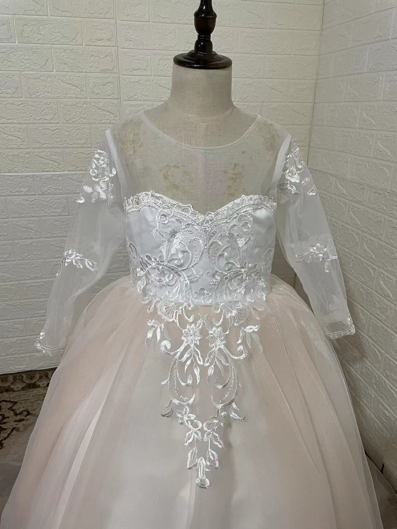 Robe de princesse pour fille avec traîne pour cérémonie_voghion.com
