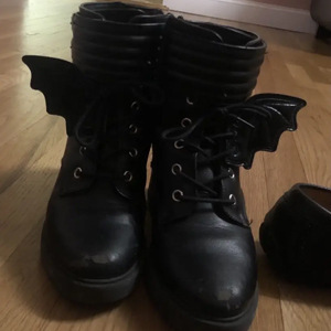 Fashionable and Simple Embroidered Bat Wings Shoelace Pendant Shoe Buckle Jewelry Accessories Halloween Vampire Decoration Fashionable and Simple Embroidered Bat Wings Shoelace Pendant Shoe Buckle Jewelry Accessories Halloween Vampire Decoration