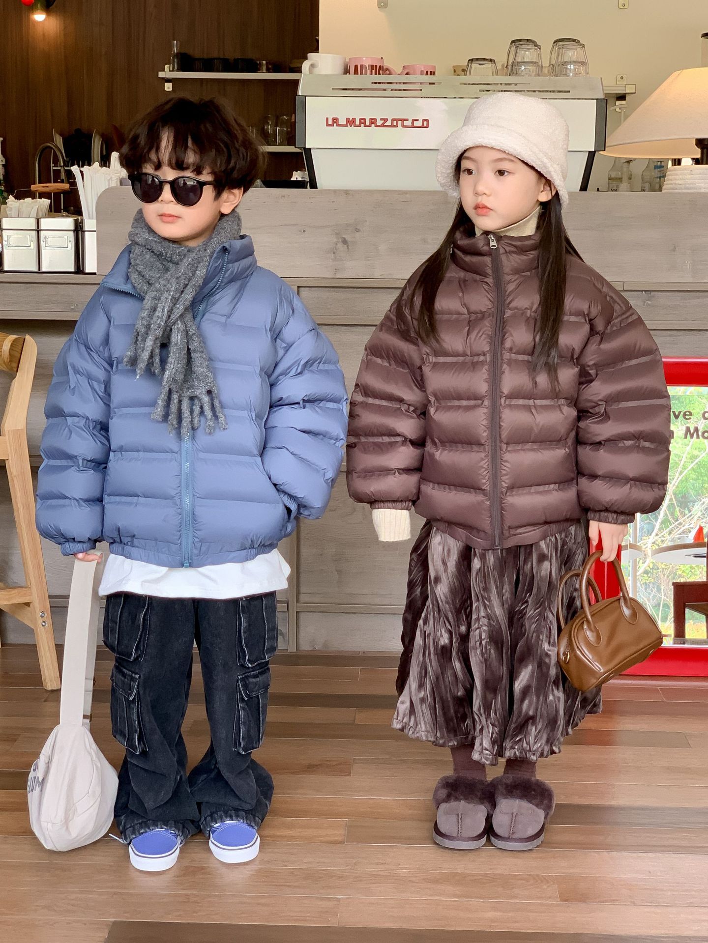 Estilo coreano abajo chaqueta para niños y niñas 2023 invierno nuevos niños estándar nacional 90 pato blanco abajo color sólido parche pan abrigo moda