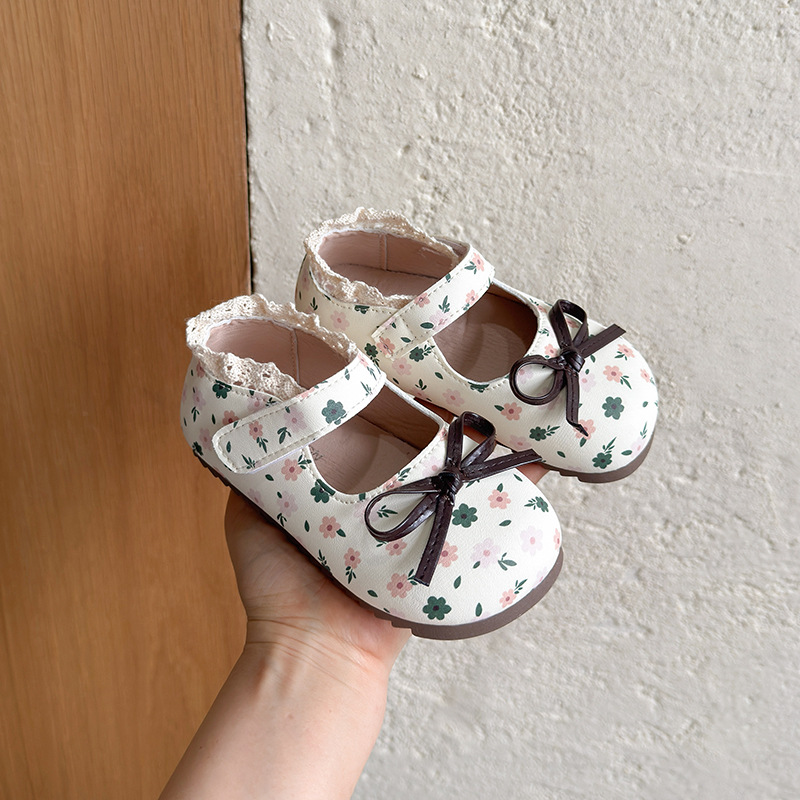 Zapatos de princesa de moda para niñas 2026 verano nuevos niños sandalias huecas zapatos de cuero de flor francesa