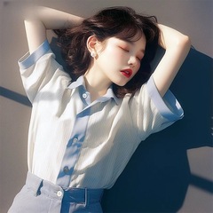 2025夏の新型の白いストライプは半袖の上着の女性の高級感をつなぎ合わせます。