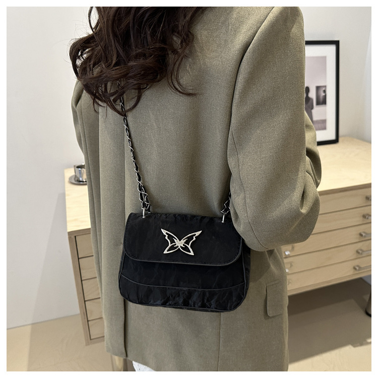 This is a trendy, casual, fashionable and simple crossbody bag for women with a niche design in the autumn of 2024 undefined