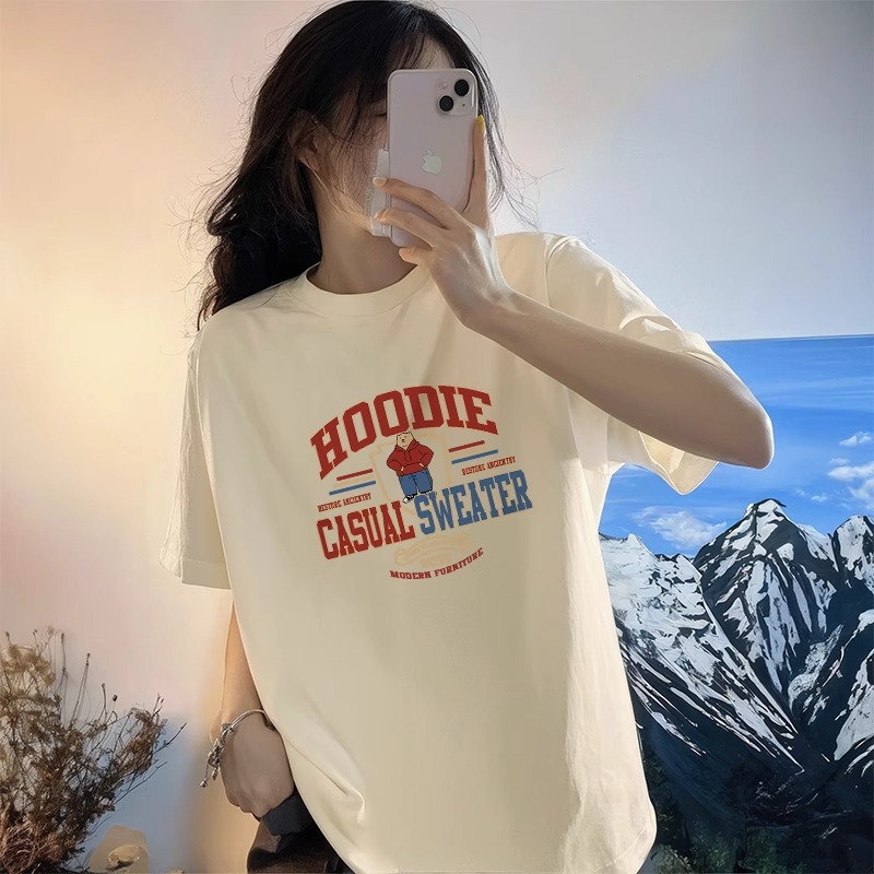 살구색(중앙에 HOOD 서 있는 곰)