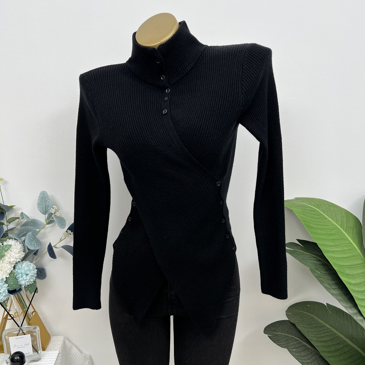 腰を絞めて胸を見せます厚手の高襟秋冬タイプの不規則なスタイルの上着の中にニットの底のシャツの女性2025を掛けます。