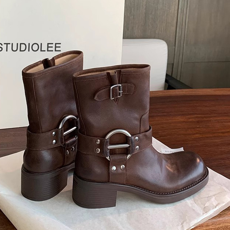 Botas cortas occidentales de cuero suave con hebilla metálica retro y tacón grueso para mujer, nuevas botas de motociclista estilo punk para otoño e invierno.