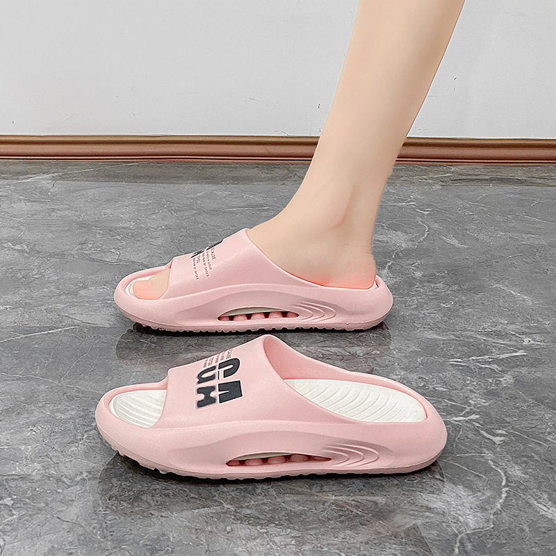 Los hombres de verano se ponen cómodos en el hogar, zapatillas de callejera para parejas.