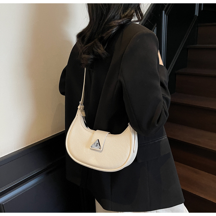 The 2025 new underarm bag for women is a simple and versatile single-shoulder crossbody bag. It is a popular and niche designer crescent-shaped women's bag undefined