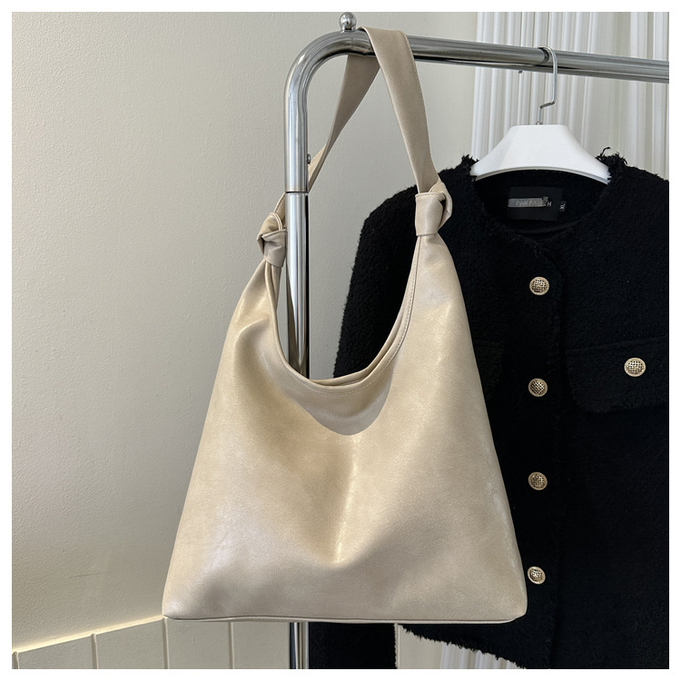 Moda europea y americana de alta textura retro bolsa de mujer 2023 invierno nuevo nicho diseño pu hombro bolsa de las axilas
