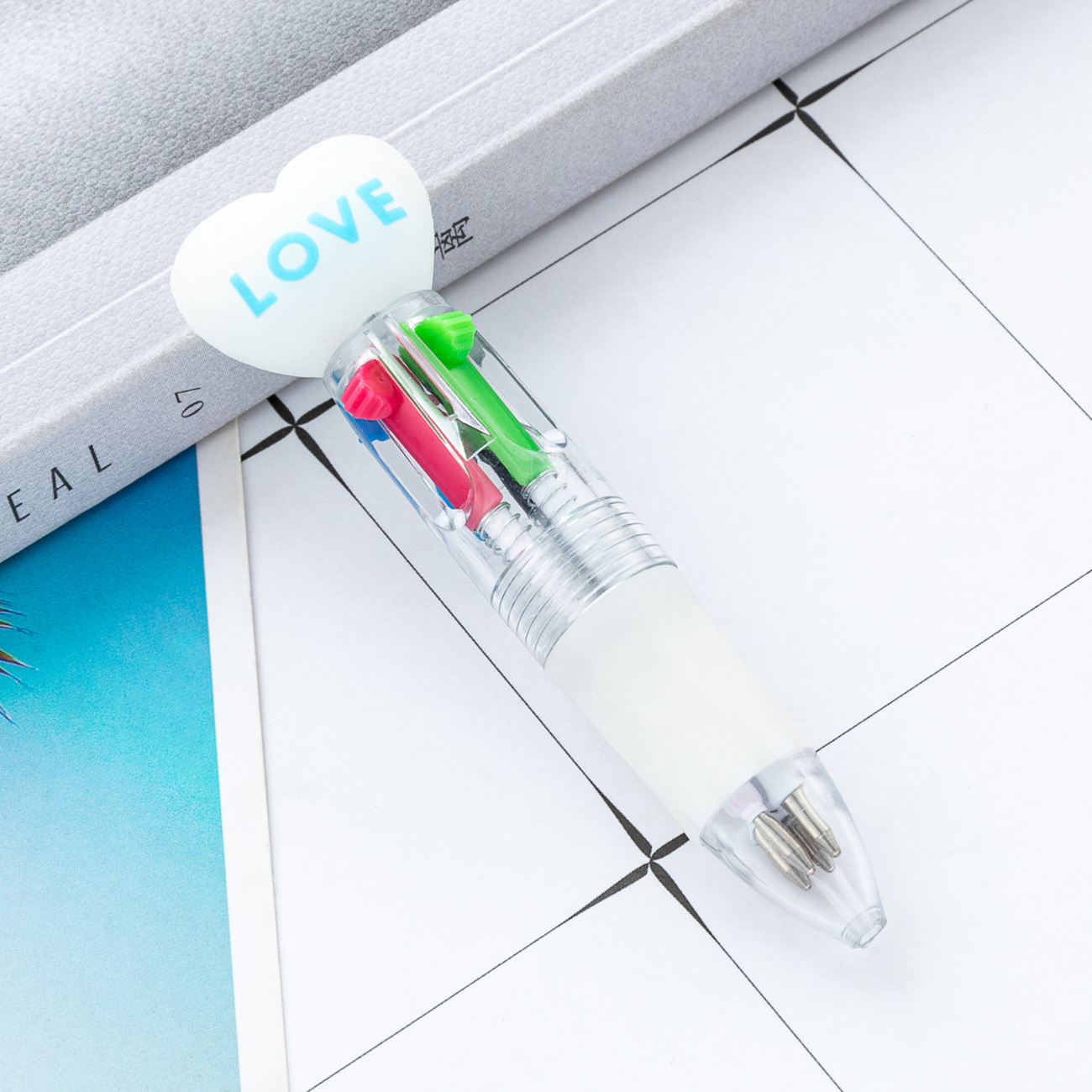 Mini bolígrafo de plástico de cuatro colores dibujos animados amor bolígrafo de marca clave bolígrafo estudiantes cuatro en uno bolígrafo de contabilidad manual