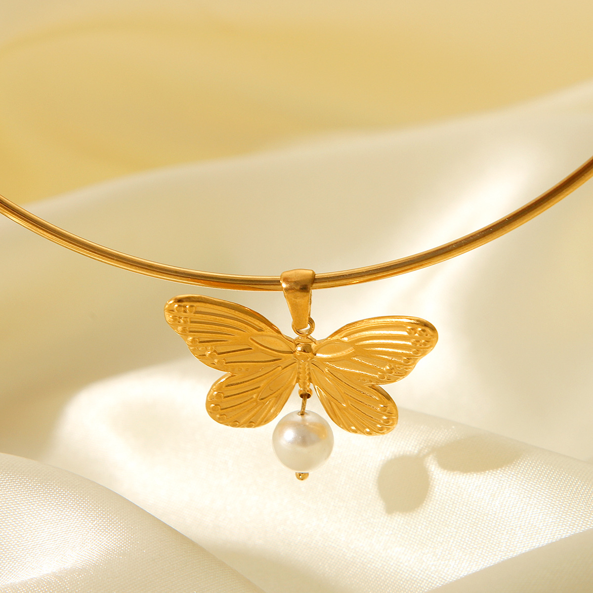 Amazon venta caliente mariposa de acero inoxidable colgante collar de perlas nicho femenino delicado simplista joyas de collar collar