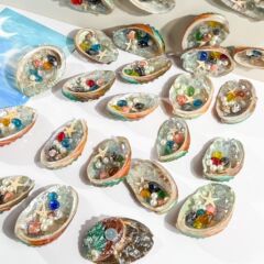 オーシャンスタイルの純粋な手作りの天然素材の貝殻とヒトデの冷蔵庫用マグネット、夏の海辺の旅行のお土産マグネット