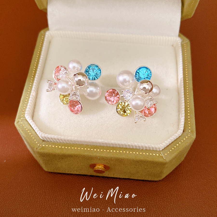 Agujas de plata con diamantes de zircón floral perla perlas pendientes de color pequeño temperamento fresco pendientes ligeros de lujo alta sensación auriculares al por mayor