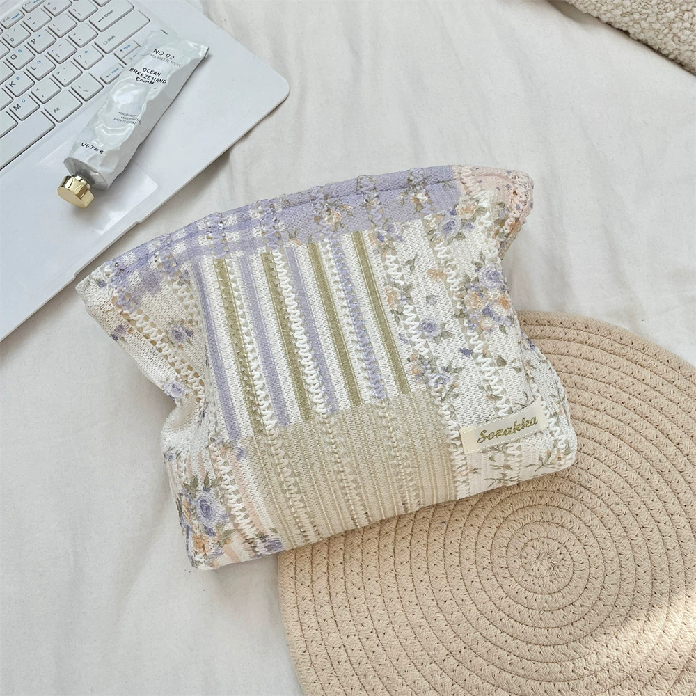 Fresh cosmetic bag, soft small clutch bag, capacious storage system