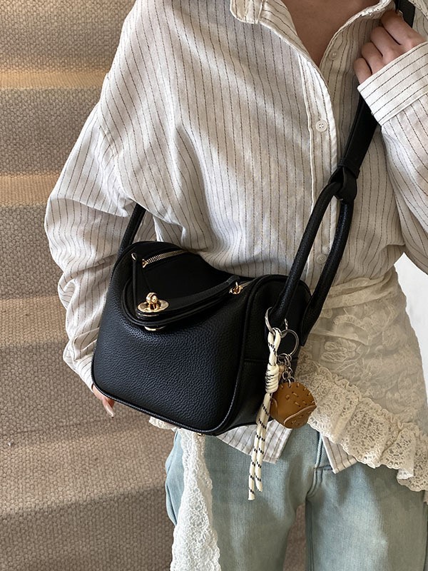 Bolsa de almohada portátil de alta sensación para mujeres 2025 nuevo estilo transfronterizo de moda coreana lichi mochila de hombro