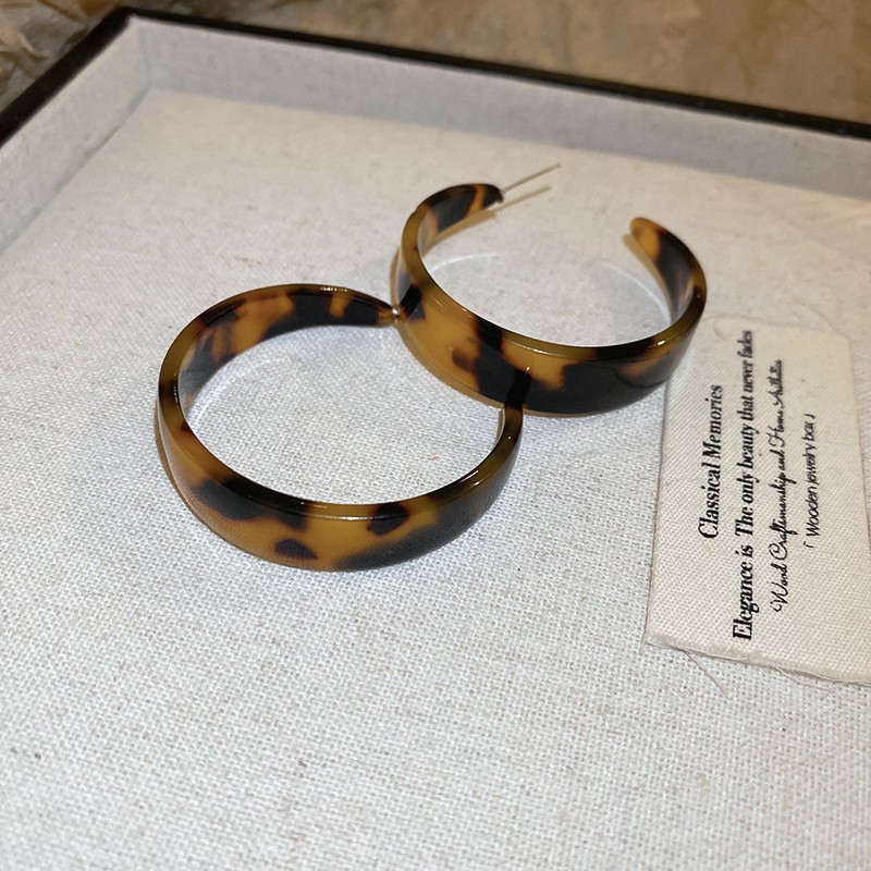 Pendientes de cuero artificial con estampado de leopardo enrollado con aguja de plata