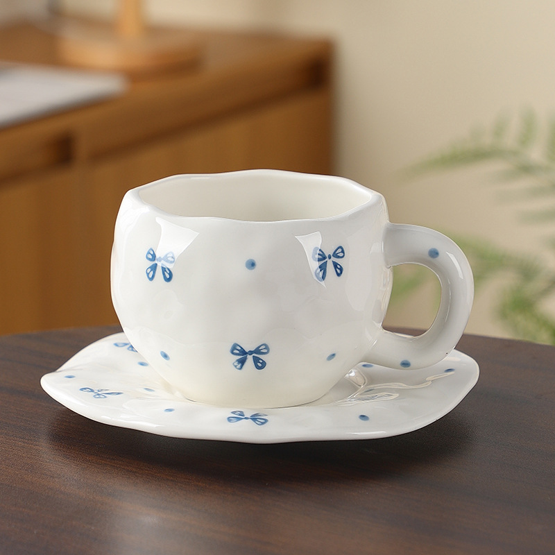 Estilo coreano inswind mano flor cerámica taza de café y plato conjunto taza de té de la tarde pequeñas flores pintadas a mano taza un plato