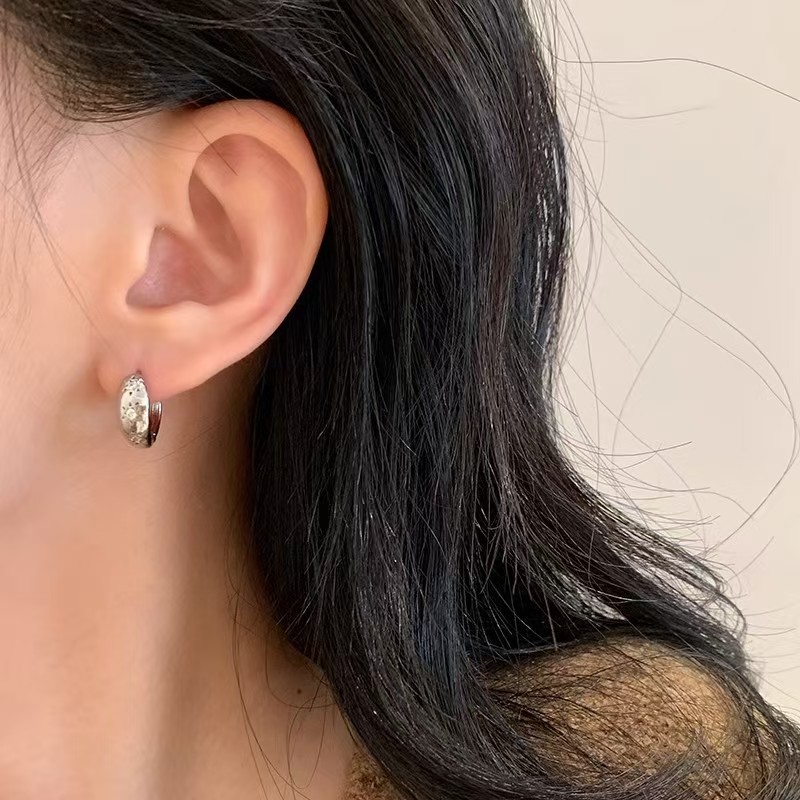 New Zircon Earrings, Elegant Gold-Colored Ear Accessories, Classic Diamond-Shaped Small Hoops, Niche Design, Versatile and Stylish Earrings! !