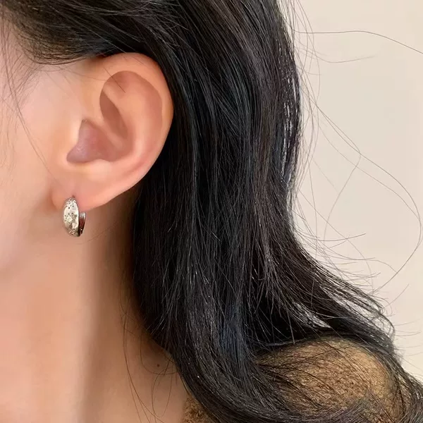 New Zircon Earrings, Elegant Gold-Colored Ear Accessories, Classic Diamond-Shaped Small Hoops, Niche Design, Versatile and Stylish Earrings! !