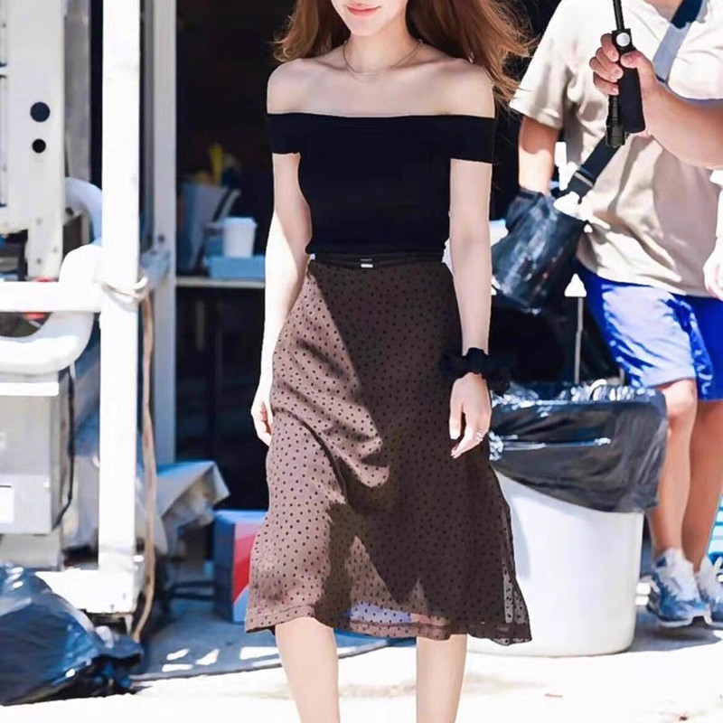 赵露思许我耀眼同款黑色一字肩短袖T恤女露肩上衣波点半身裙套装|undefined