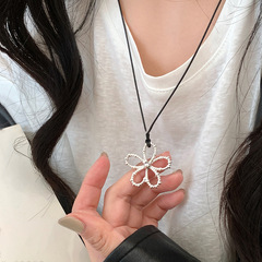 蝋縄の透かし彫りの花の引き出し式のネックレスは軽くて豪華です。