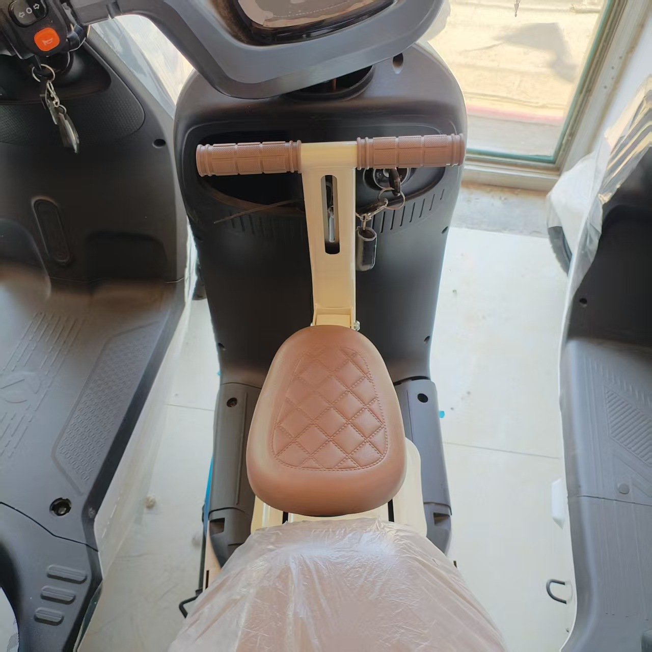Manufacturer wholesale electric vehicle front-mounted child seat, foldable child baby electric motorcycle armrest stool safety seat