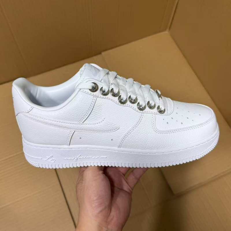 El aire retro No. 1 de la fuerza aérea pura transfronteriza está equipado con zapatos blancos af1, zapatos deportivos, zapatos casuales para hombres y mujeres.