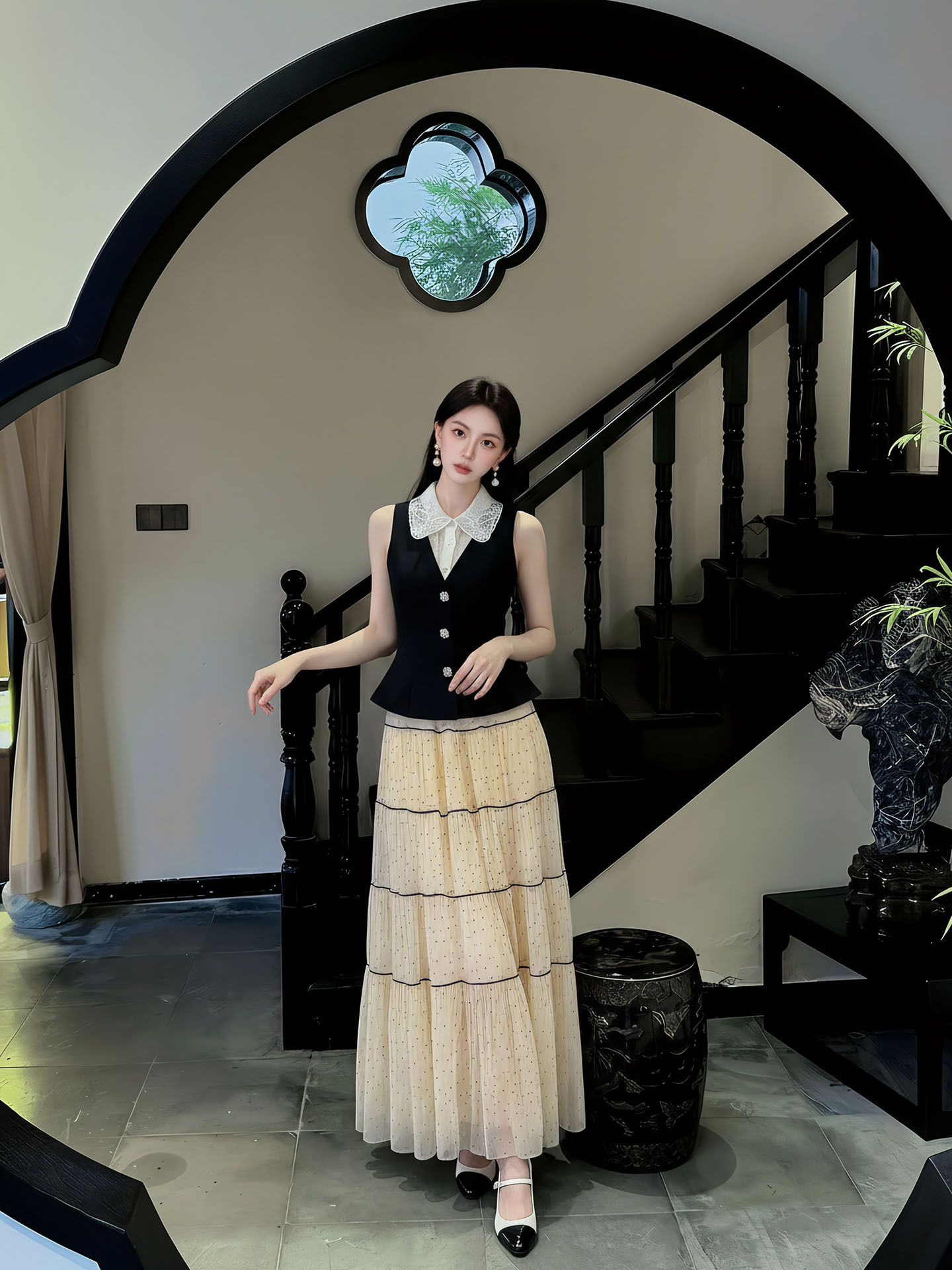 Bộ váy chấm bi gồm áo vest không tay và chân váy midi — Váy trắng nửa gạo, bộ đồ, Áo khoác đen