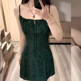 绿色无袖吊带碎花连衣裙子女夏季2024新款小个子茶歇法式梨形身材