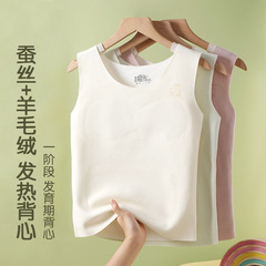 秋冬のカシミヤの絹糸は発育期の少女の保温のベストを貼って綿の中学生を挟んで底を打ちます。