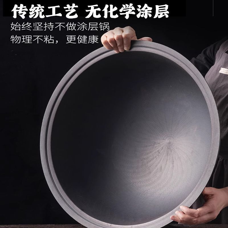 農村の古い土かまどの大きい鉄鍋の農家は鍋を炒めます。|undefined