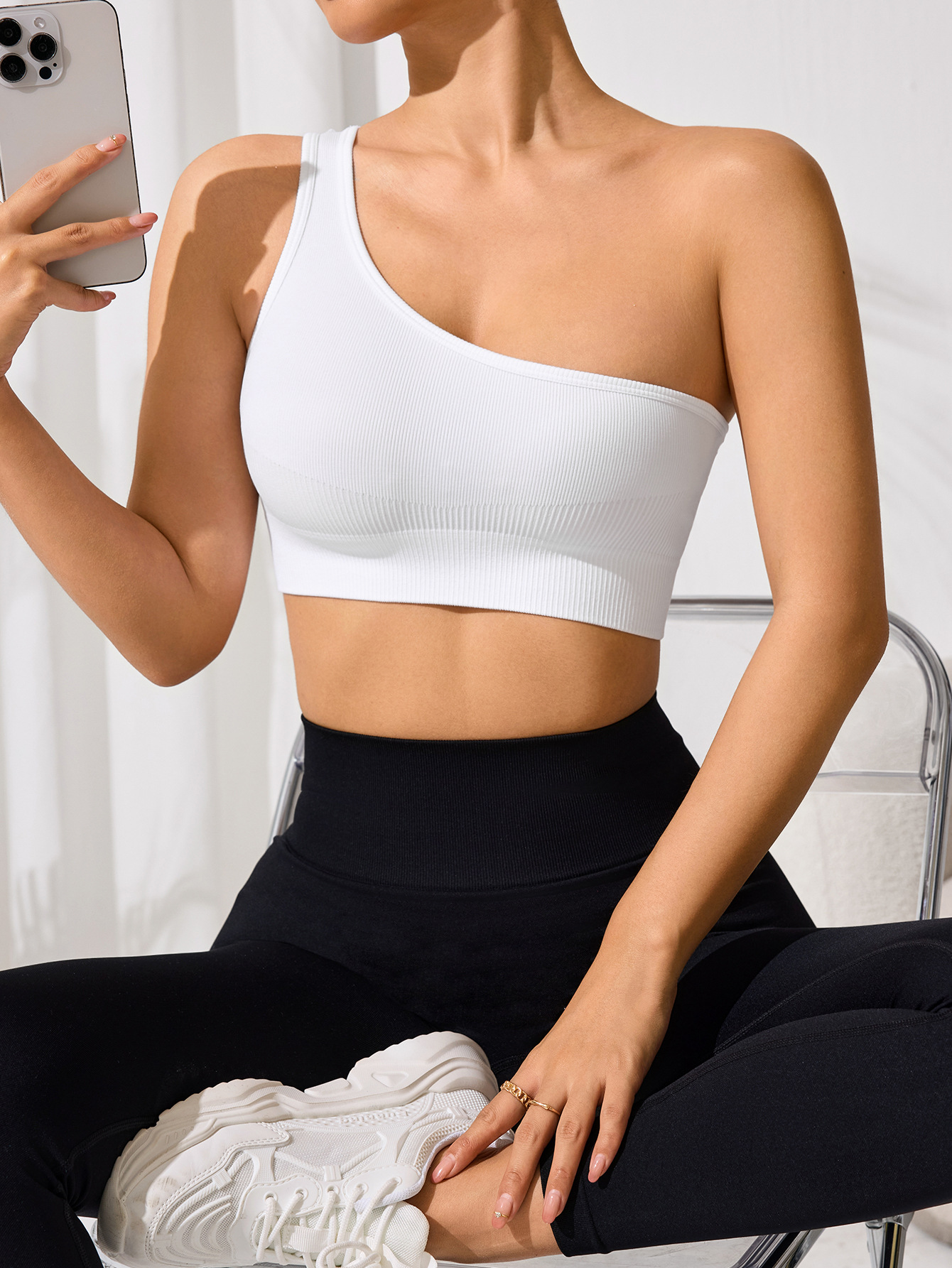 Chaleco deportivo sexy de un solo hombro con un solo hombro para mujer yoga para correr fitness ropa interior ajustada para correr de color sólido primavera y verano