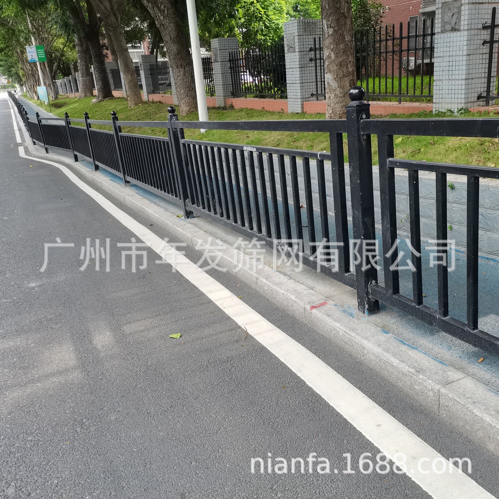 小区道路防护栏 静电喷涂黑色防护栏 公路两侧隔离围栏