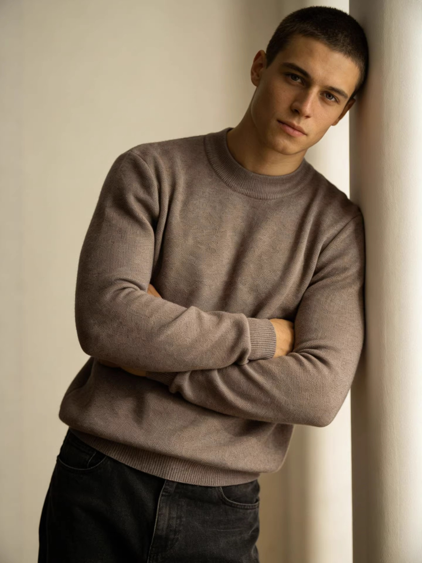 Hombres un suéter de cuello medio alto de vello camisa de punto 2025 otoño y invierno nuevo estilo de vello de cuello medio chaqueta de moda de hombre