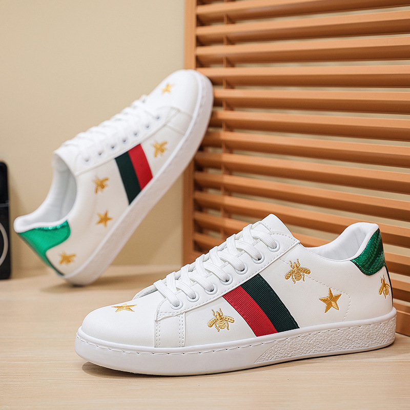 Sneakers casual da uomo bianche con ricamo ape e strisce_voghion.com