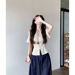 高级感v领条纹短袖衬衫女夏设计感小众短款衬衣法式修身收腰上衣