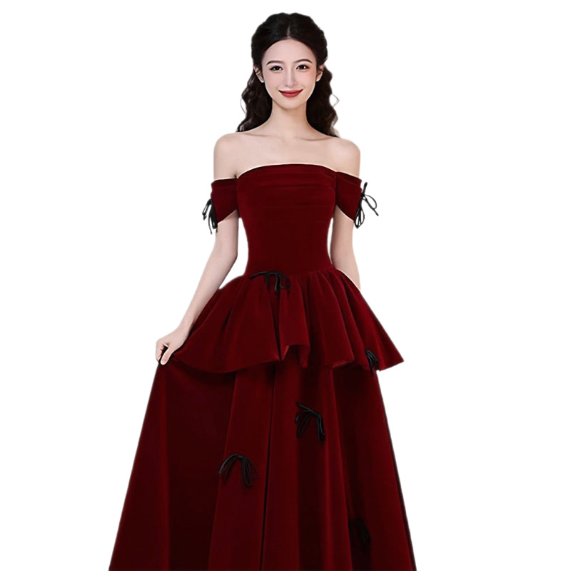 Đầm dạ hội nhung đỏ rượu vang cổ yếm, tay dài, dáng ôm body, phong cách công chúa sang trọng — Đỏ rượu