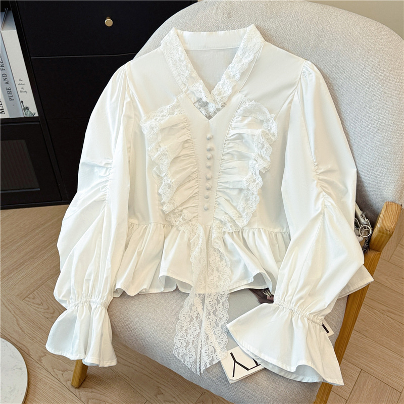 Vêtements pour femmes - Chemisier blanc à manches cloche et col en V à volants - Style romantique français - Haut tendance et jeune_voghion.com