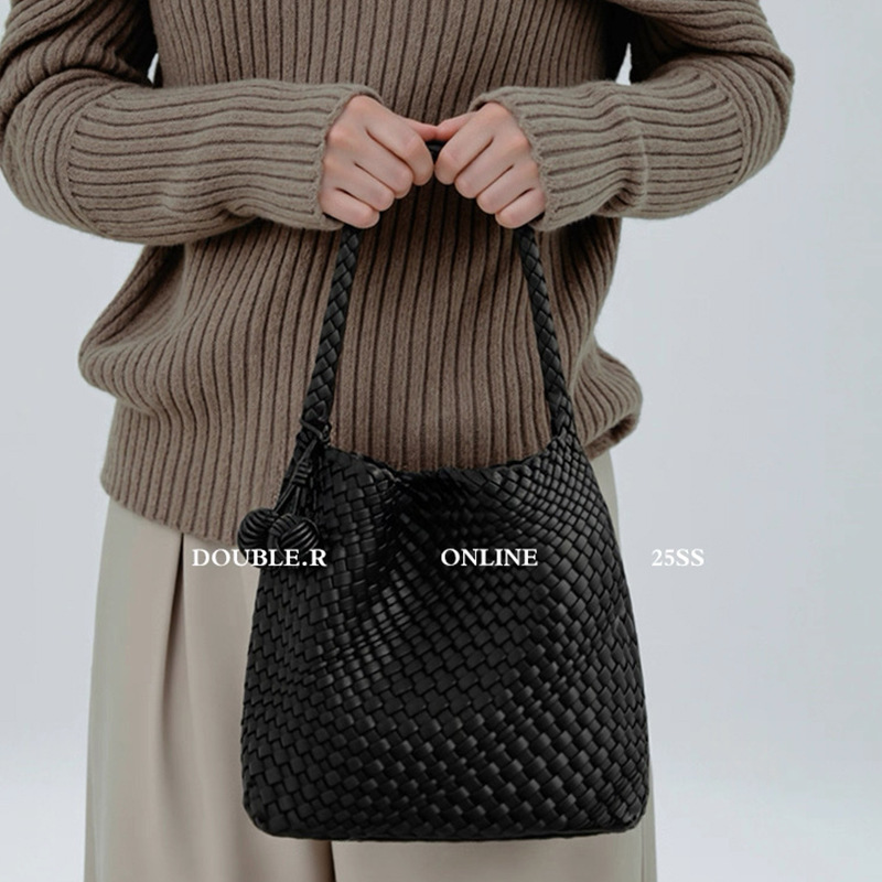 Large-capacity hand-woven tote bag for women, 2026 new model, light luxury niche high-end feel, single-shoulder bucket bag