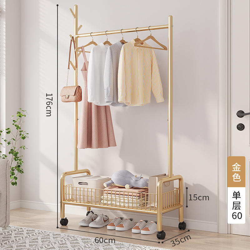 簡易ハンガーは床に折りたたみます。室内のベランダの寝室に服を掛けます。|undefined