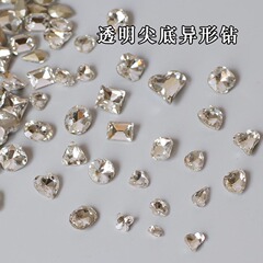 ネイルアートは白の尖った底の異形のダイヤモンドで、桃の心が歪んでいます。