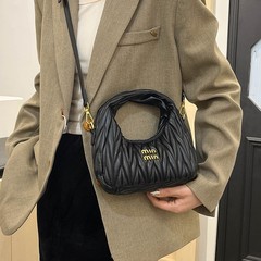 厳選された輸出用刺繍糸を使用したショルダーバッグ、ファッショナブルで高級感があり、シンプルでカジュアルな女性用バッグ、甘くてトレンディな三日月型のハンドバッグ兼クロスボディバッグ