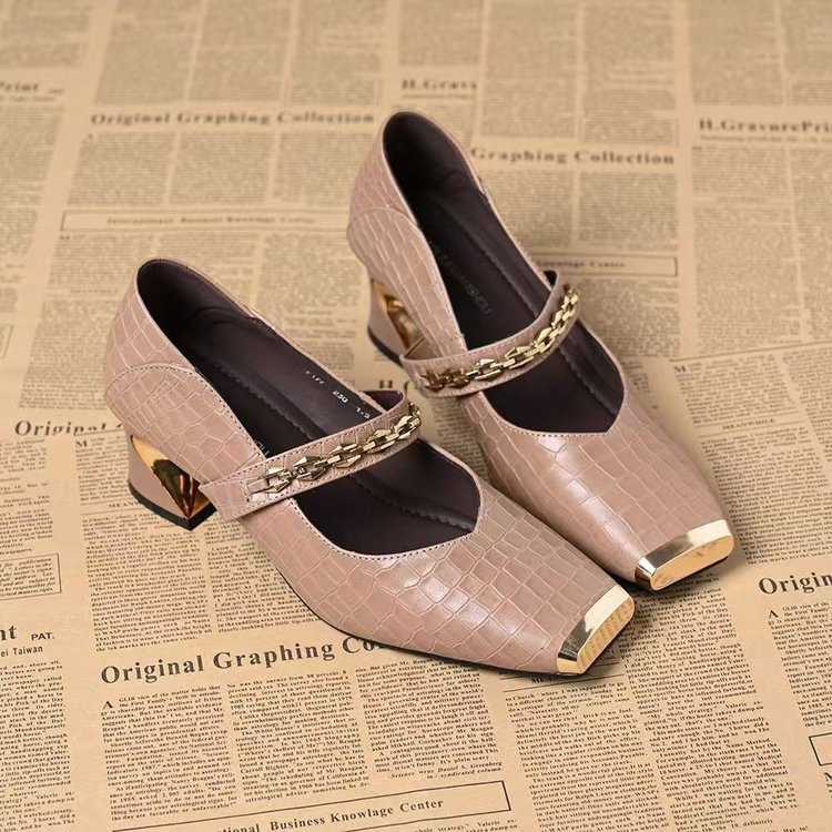 Zapatos de talón único transfronterizos superficiales de primavera y otoño nuevos zapatos de cuero suave de cadena metálica de un pedazo de talón medio de verano
