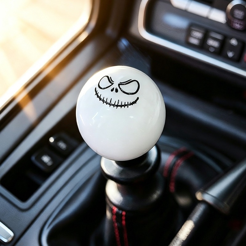 Car modification gear shift knob, manual transmission, round black and white ghost face design, resin gear stick head, universal shift lever