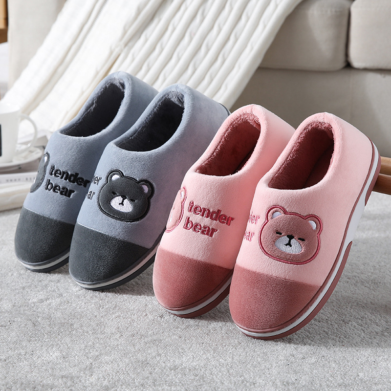 Fabricantes de zapatos acolchados de algodón nuevos de suela gruesa de invierno cálido forro polar engrosado casa antideslizante pareja Zapatillas de algodón para las mujeres al por mayor