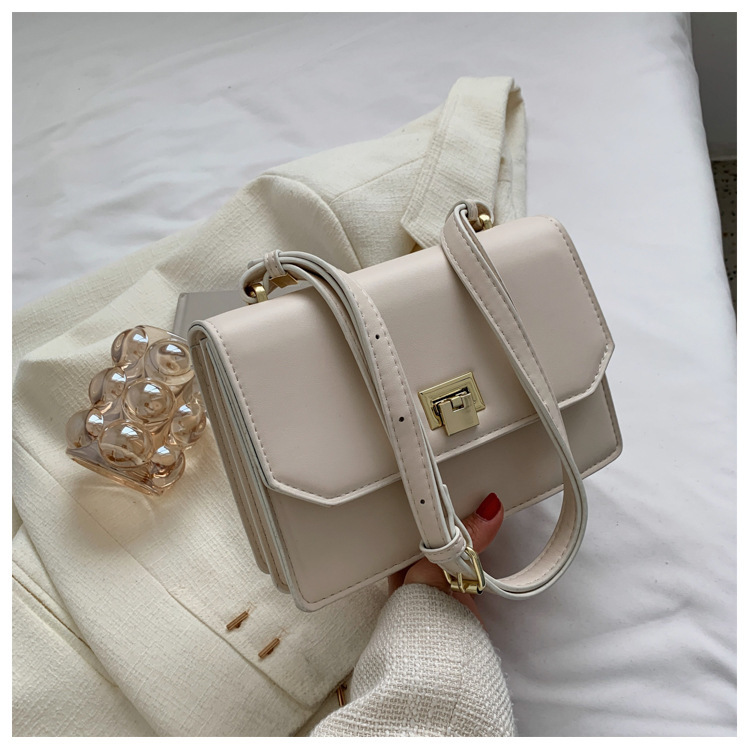 Fashion Underarm Bag Women's Metal Buckle Shoulder Bag 20.5*14.5*8cm display picture 1