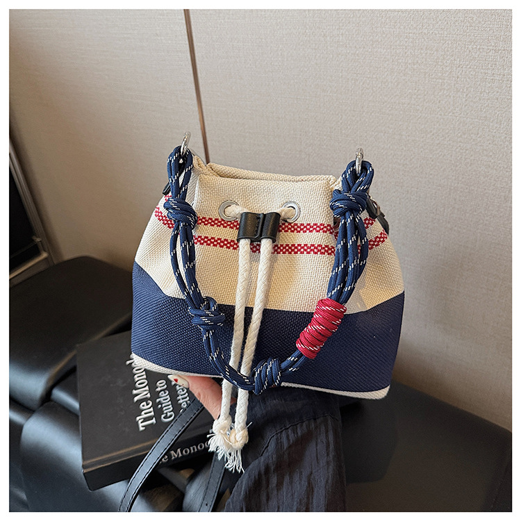 This year, the popular niche design bags are the 2025 new women's versatile canvas crossbody bag and the color-blocking hand-held bucket bag undefined