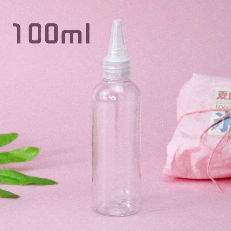 Pour 100ml borax water into a transparent plastic pointed-nose bottle with a squeeze-top plastic bottle for handmade slime.
